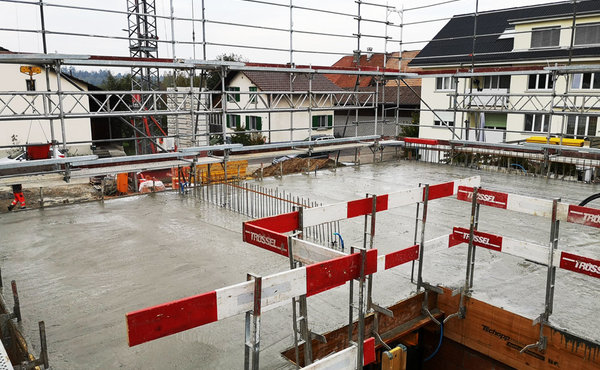 Hochbau, Armierungseisen, Betonieren, Baugerüst