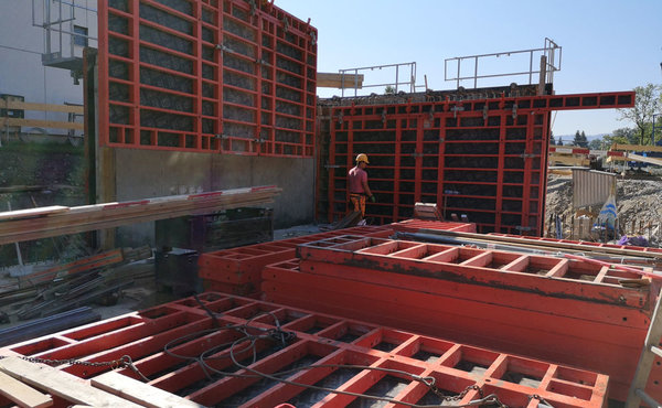 Baumeisterarbeiten, Hochbau, Baustelle, Kran, Baugerüst, Beton