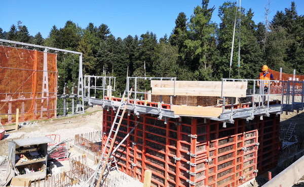 Baumeisterarbeiten, Hochbau, Baustelle, Kran, Baugerüst, Beton