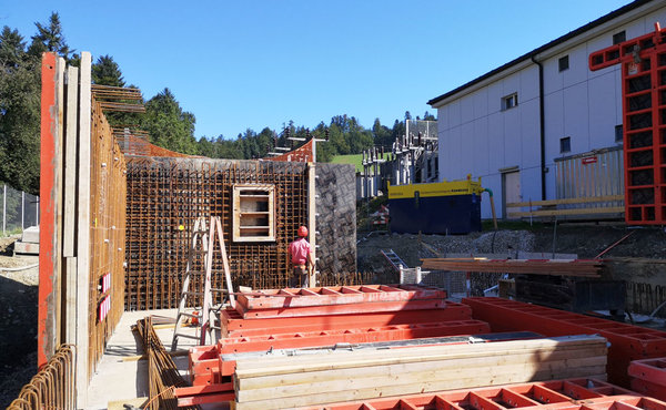 Baumeisterarbeiten, Hochbau, Baustelle, Kran, Baugerüst, Beton