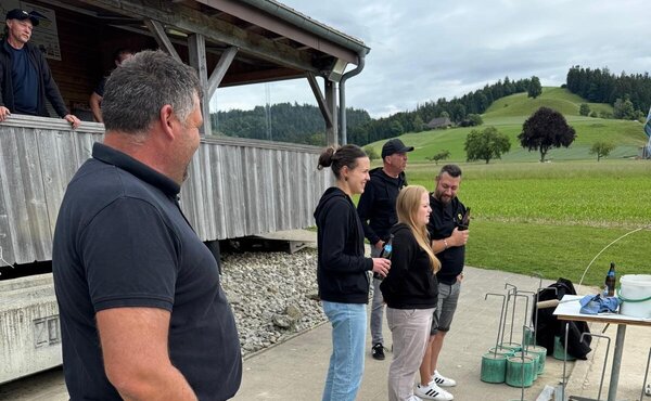 Gruppe beim Hornusser-Event vor dem Hornusserhaus der HG Wasen-Lugenbach.