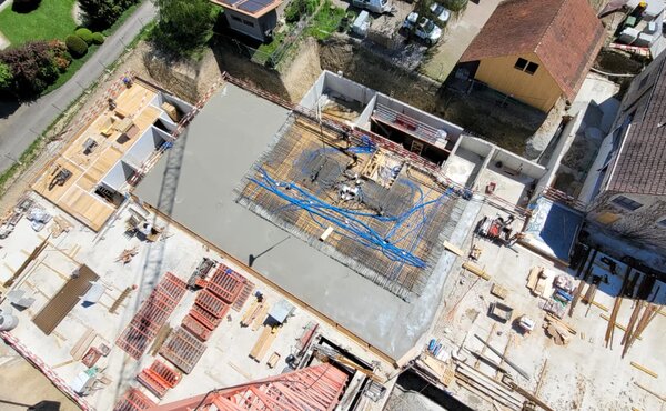 Übersicht der Baustelle der Überbauung Bärengarten in Madiswil aus der Vogelperspektive mit laufenden Beton- und Rohbauarbeiten.