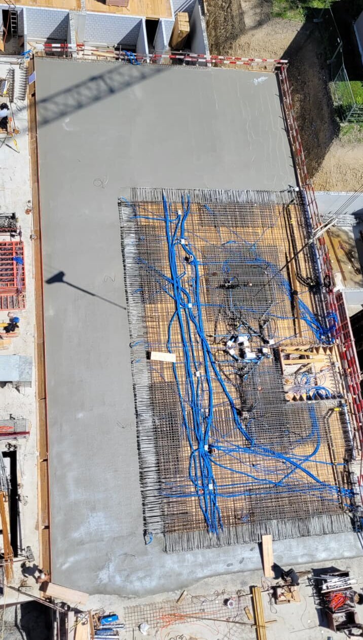 Übersicht der Baustelle der Überbauung Bärengarten in Madiswil aus der Vogelperspektive mit laufenden Beton- und Rohbauarbeiten.