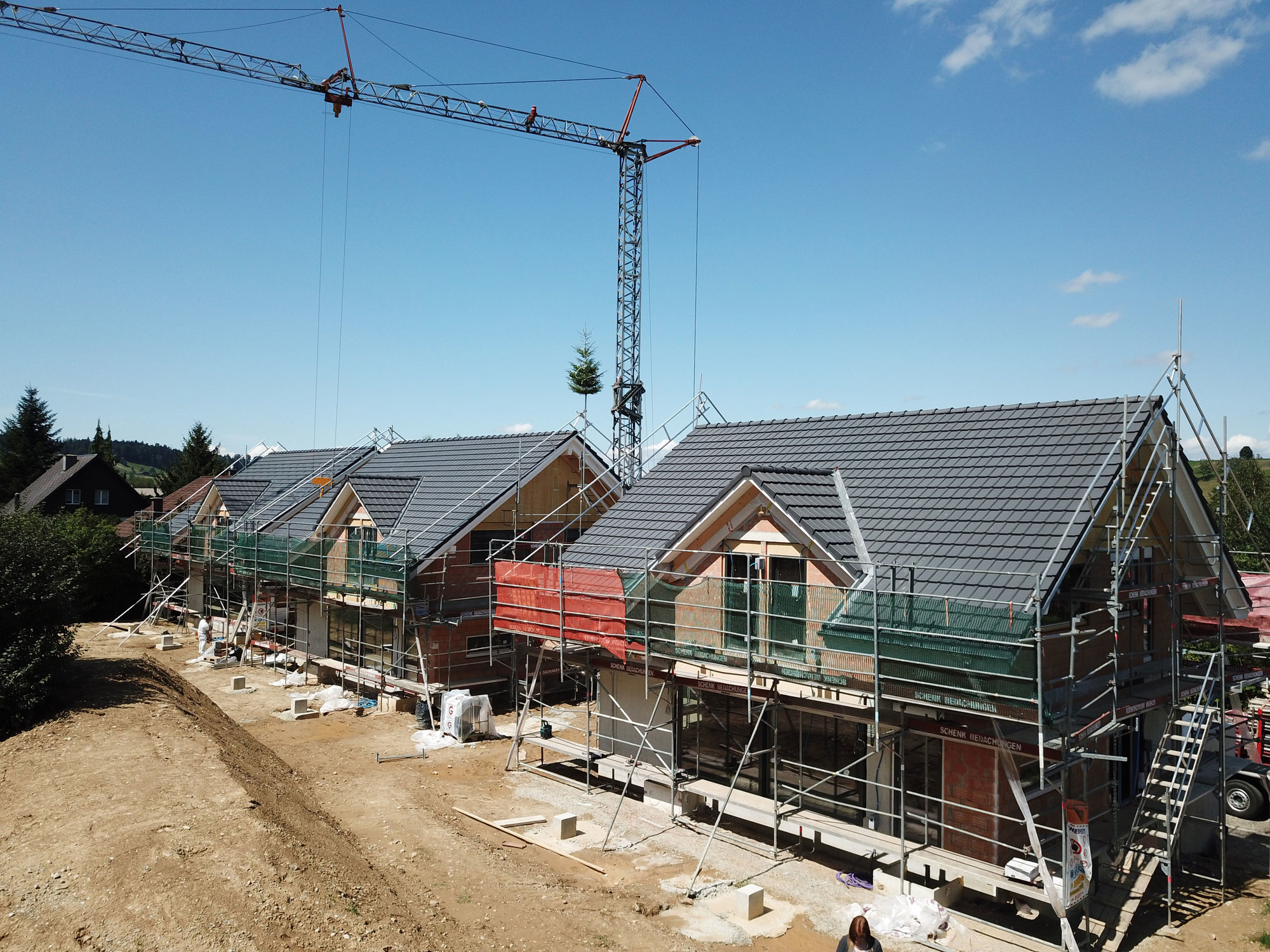 Erschliessung, Erdarbeiten, Baumeisterarbeiten und Umgebungsarbeiten Erschliessung, Erdarbeiten, Baumeisterarbeiten und Umgebungsarbeiten